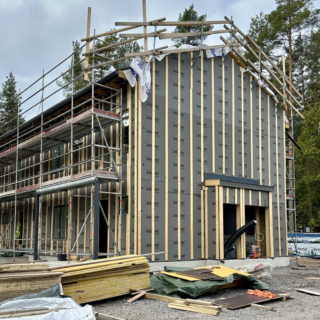 Kuvassa on Villa Viirin rakennuksen pääty rakennusvaiheessa.