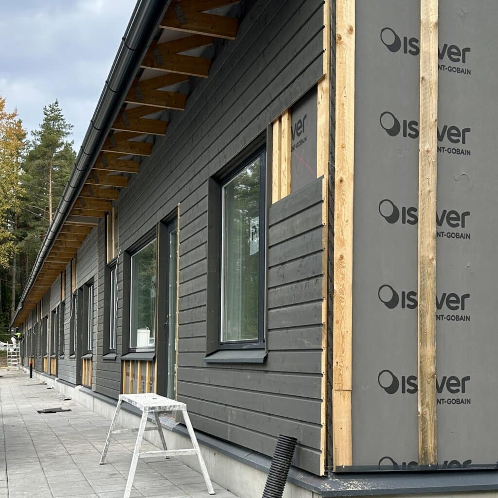 Rakennusvaiheessa oleva seinä Villa Viirin rakennuksesta. Harmaa seinä.