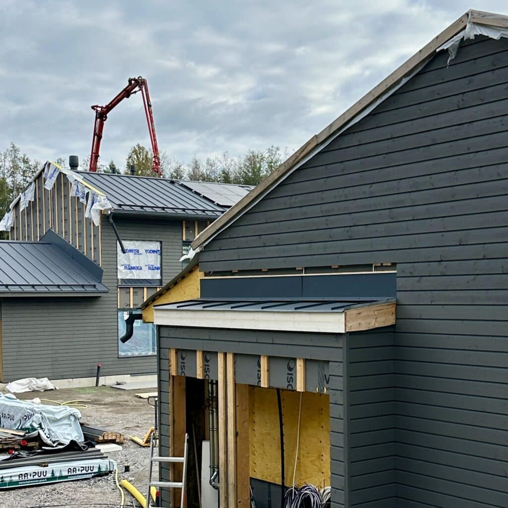 Nosturi kohoaa Villa Viirin rakennusten takaa.