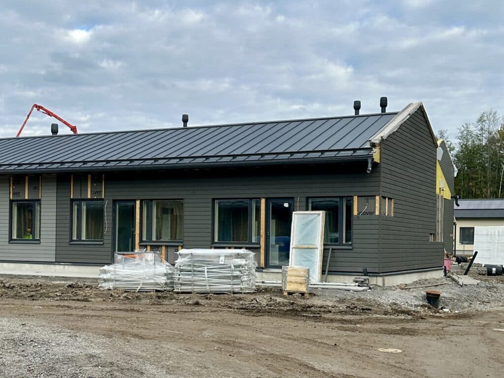 Villa Viiri rakennusvaiheessa ja taustalla näkyy rakennustyömaata.