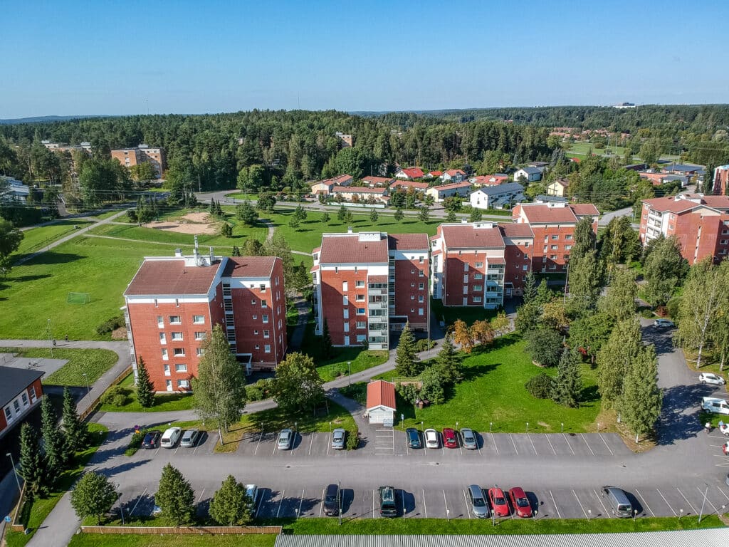 Kaarinan keskustassa sijaitsevat kerrostalot Hovipoika ja Hovineito. Yhteensä taloja on neljä, ja ne on rakennettu punatiilestä valkoisin yksityiskohdin.